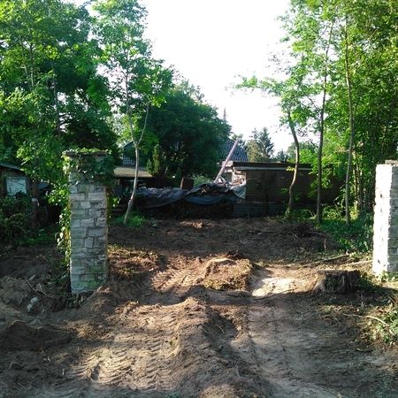 Ein leer geräumtes Grundstück nach Abrissarbeiten